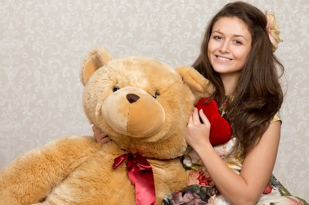 Foto grátis menina com urso de peluche