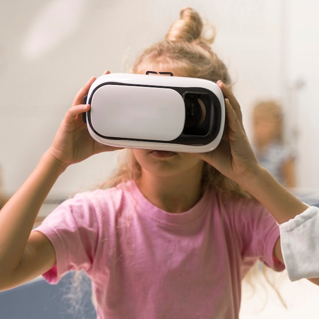 Menina com vr glaases na escola