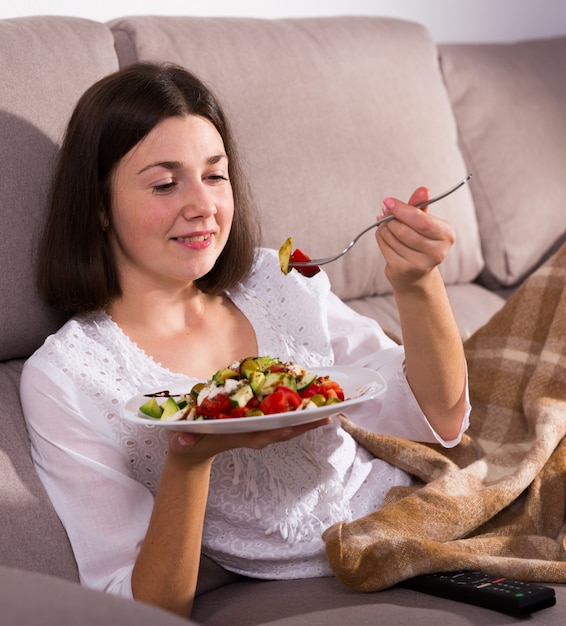 Foto grátis menina comendo salada fresca