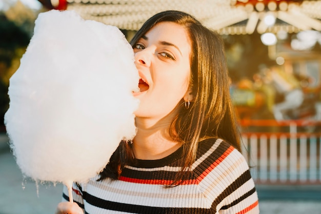 Menina, comer, algodão doce