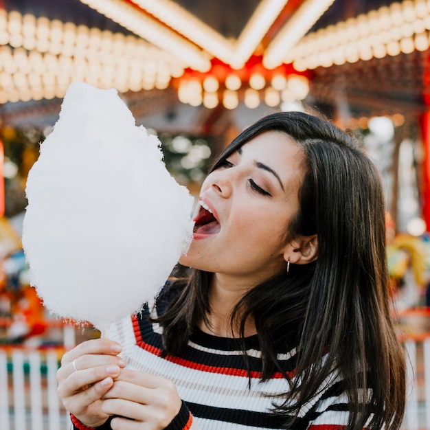 Menina, comer, algodão doce