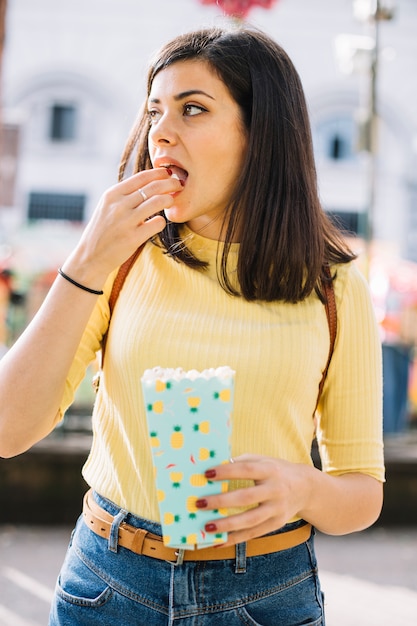 Menina, comer, pipoca