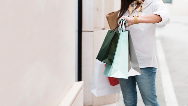 Foto grátis menina compra olhando para o relógio