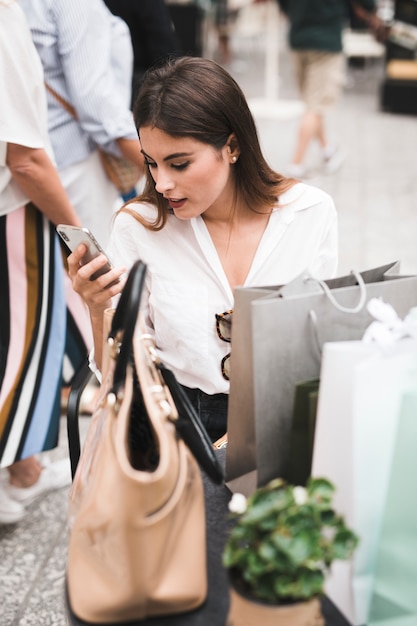 Foto grátis menina compra, olhar, dela, telefone móvel