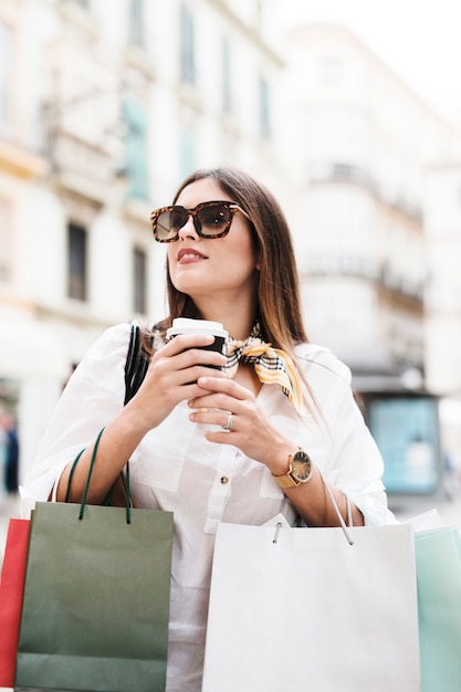 Menina compras, tendo um café