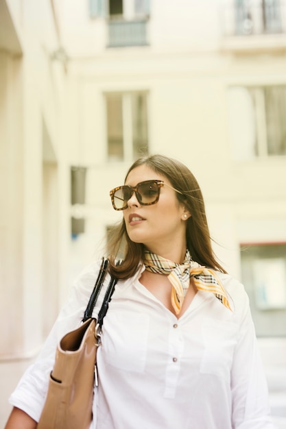 Foto grátis menina compras, tendo, um, caminhada