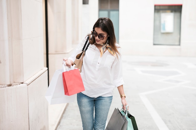 Menina compras, tendo, um, caminhada