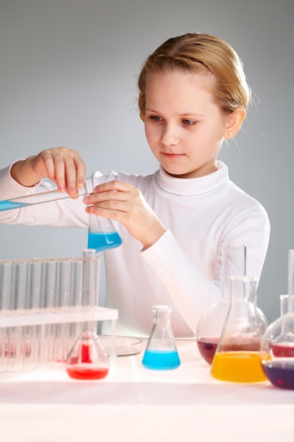 menina concentrada que joga no laboratório