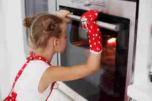 Foto grátis menina cozinhando em casa