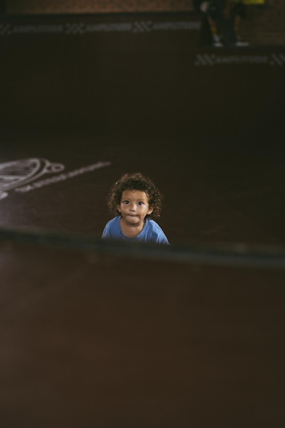 Foto grátis menina criança no skatepark.