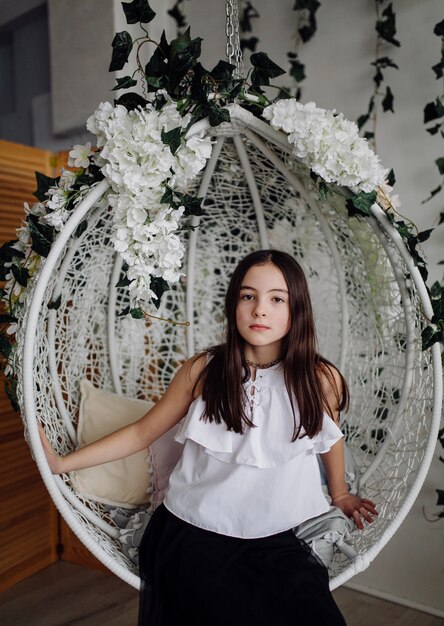 Menina, criança, tendo divertimento, e, posar, em, estúdio