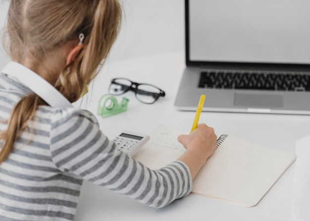 Menina da escola frequentando aulas online