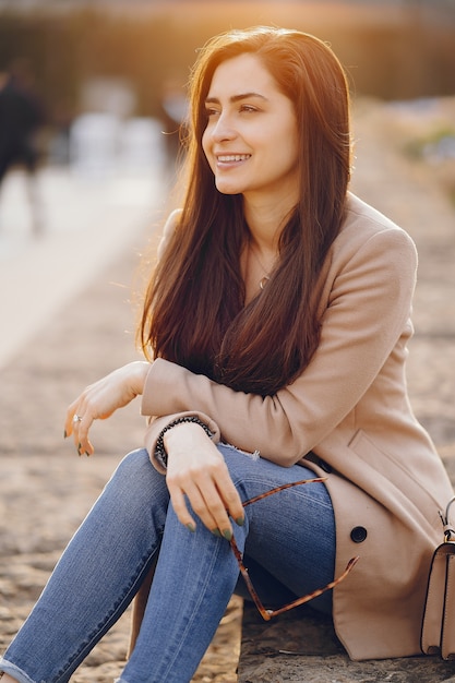 Foto grátis menina da moda andando em um parque sspring