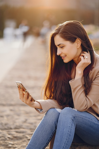 Foto grátis menina da moda andando em um parque sspring