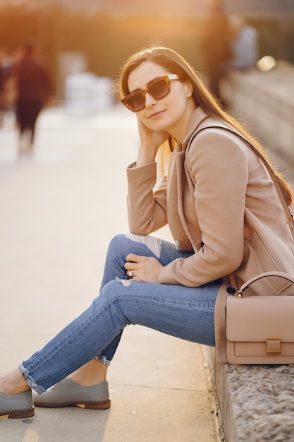 Foto grátis menina da moda andando em um parque sspring