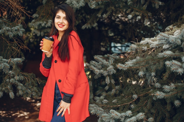 Foto grátis menina da moda andando em uma cidade de verão