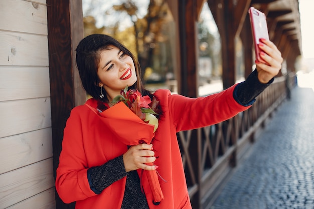 Menina da moda andando em uma cidade de verão