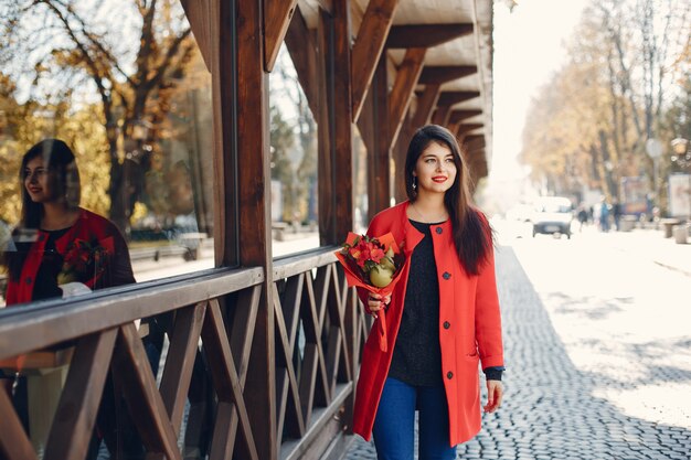 Menina da moda andando em uma cidade de verão