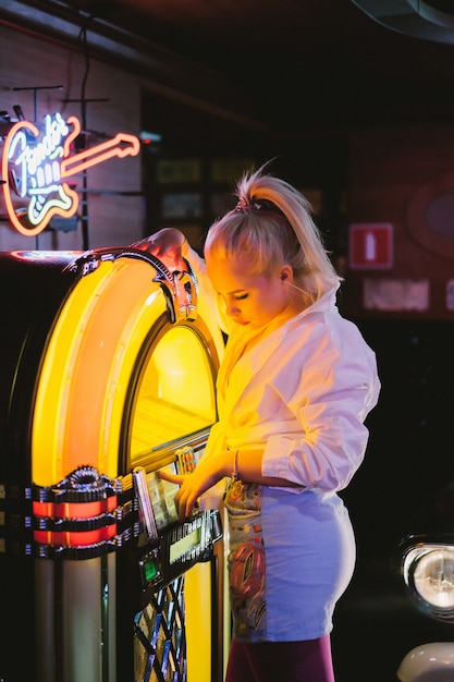 Menina da moda em um café vintage no estilo de pin-up.