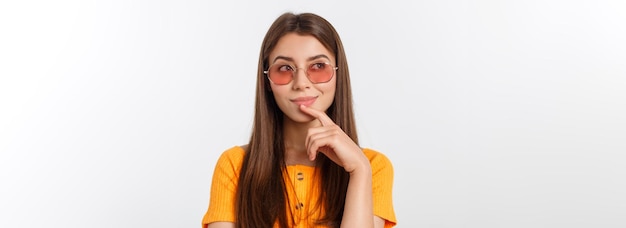 Menina da moda hipster em óculos fundo branco isolado