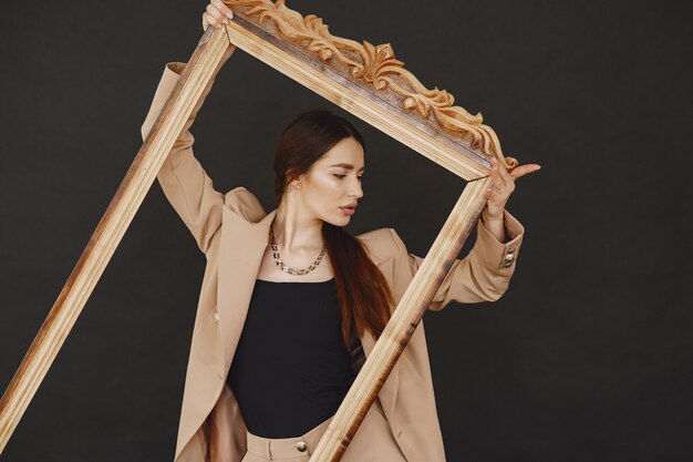 Menina da moda posando em um estúdio de fotografia