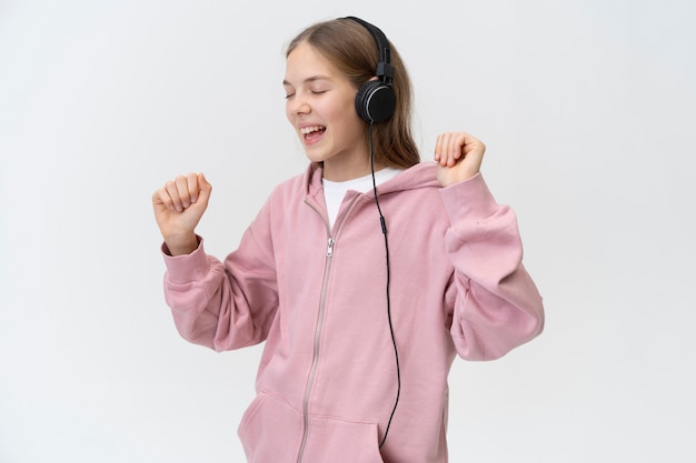 Menina dançando com fones de ouvido tiro médio