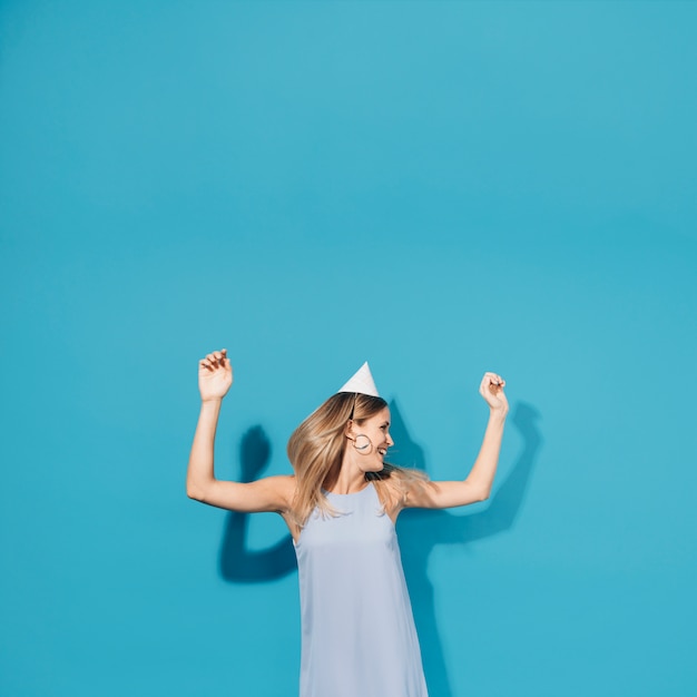 Foto grátis menina dançando em uma festa