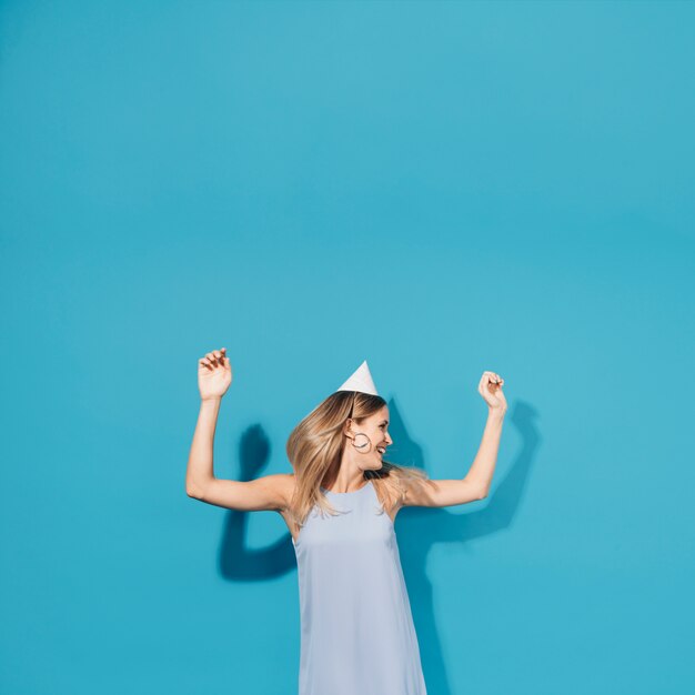 Menina dançando em uma festa