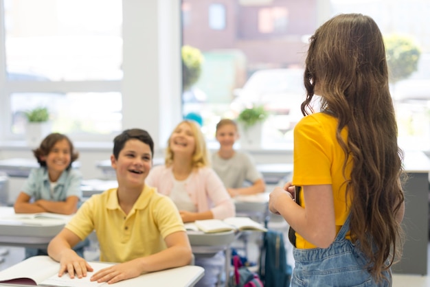 Menina de alto ângulo, apresentando em classe