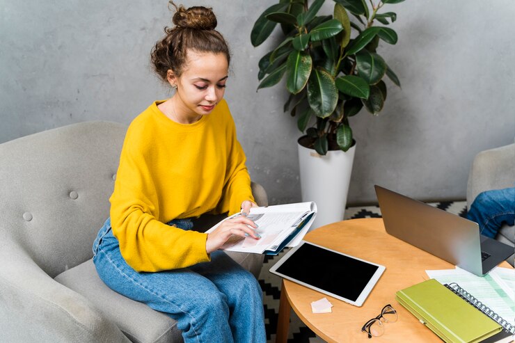 Foto grátis menina de alto ângulo com notebook dentro de casa