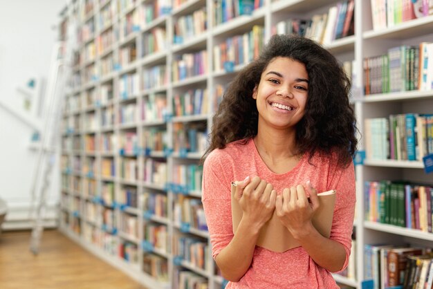 Menina de alto ângulo na biblioteca de leitura