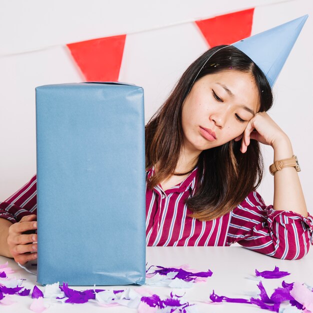 Menina de aniversário triste com caixa presente