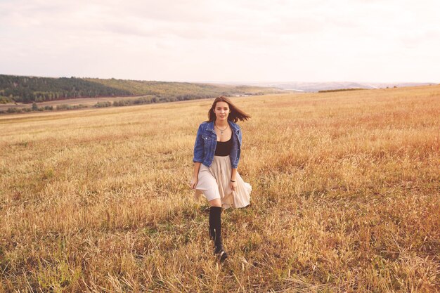 Menina de beleza ao ar livre curtindo a natureza. Mulher feliz livre