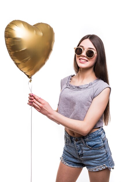 Menina de beleza com balão de ar em forma de coração rindo. Festa do Dia dos Namorados.