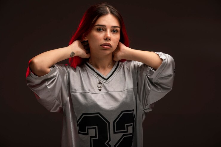 Foto grátis menina de cabelo rosa em estilo vanguardista, sentindo-se positiva.