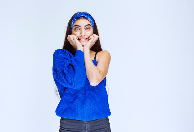 Menina de camisa azul pensando e analisando.