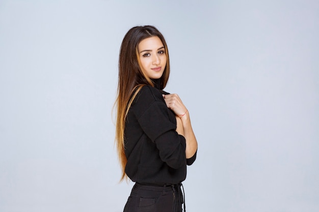 Menina de camisa preta dando poses de apelação para foto de capa de mídia social. foto de alta qualidade