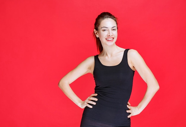 Foto grátis menina de camisa preta dando poses sedutoras e atraentes. foto de alta qualidade