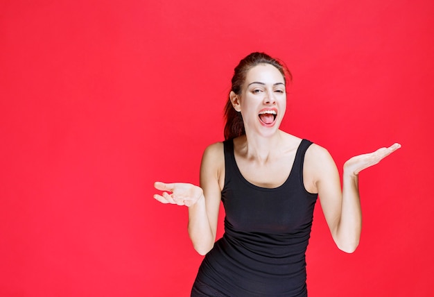 Menina de camisa preta rindo alto como uma idiota. foto de alta qualidade