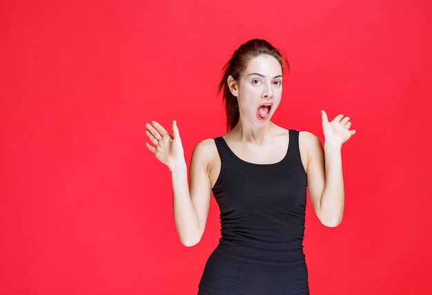 Menina de camisa preta rindo alto como uma idiota. Foto de alta qualidade