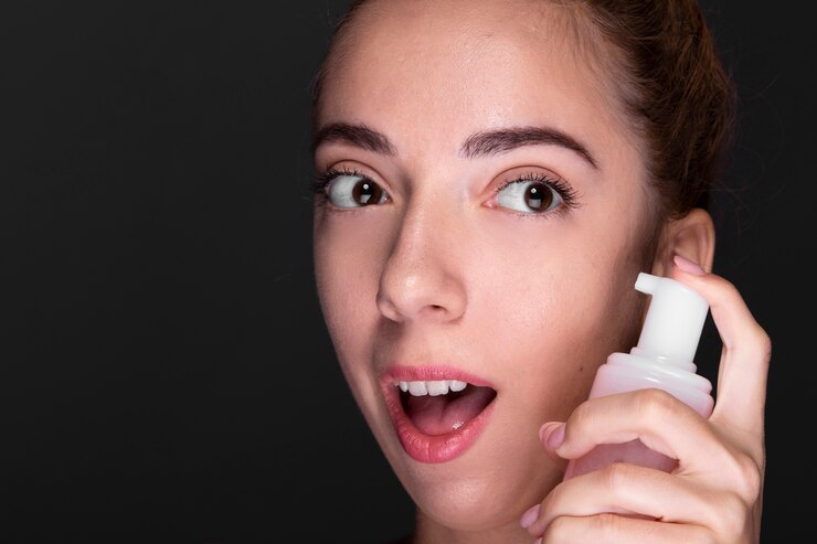 Foto grátis menina de close-up com produto de cuidado de pele
