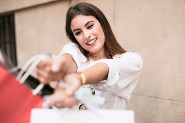 Menina de compras carregando sacolas