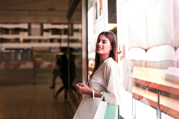 Menina de compras carregando sacolas