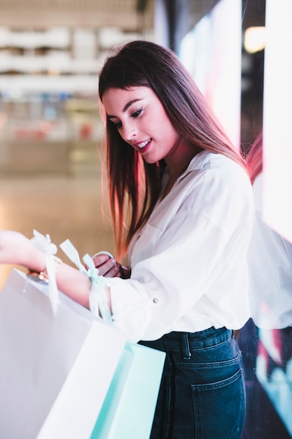 Foto grátis menina de compras carregando sacolas