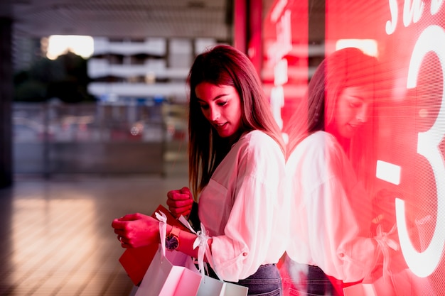 Menina de compras carregando sacolas