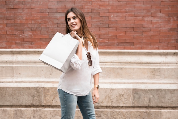 Menina de compras carregando sacolas