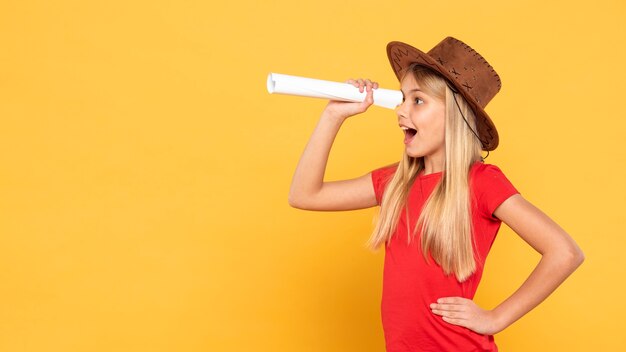 Menina de cópia-espaço, desempenhando o papel de pesquisador