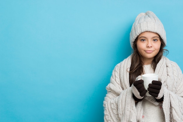 Menina de cópia-espaço no inverno, bebendo chá quente