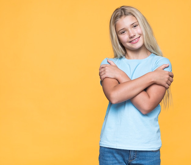 Foto grátis menina de cópia-espaço se abraçando