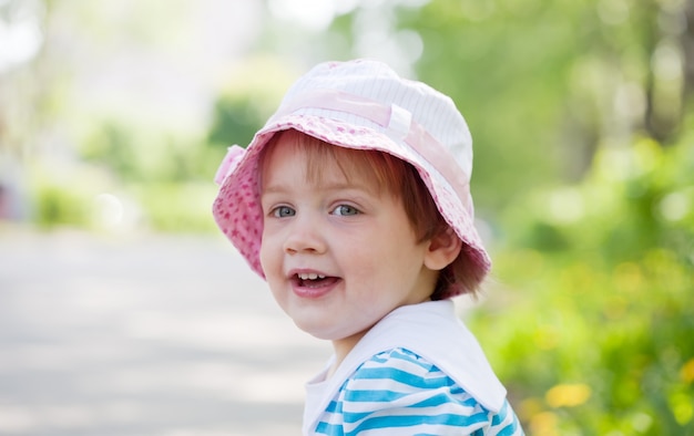 Menina de dois anos no verão